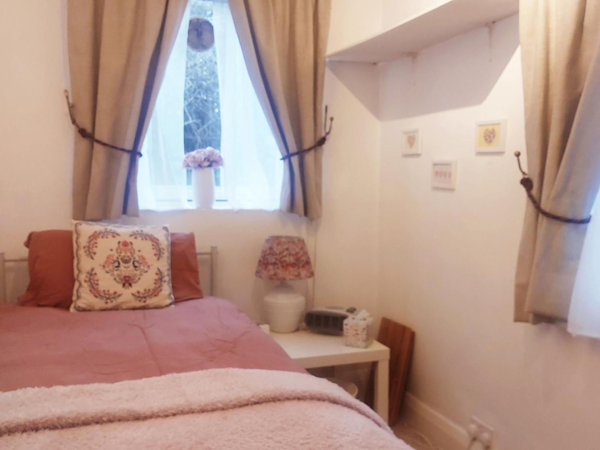 Centrel To London Single Bed Room Quiet Home With Host And Breakfast Esterno foto